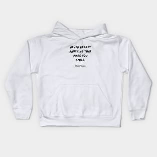 Never regret anything that made you smile. Quotes by Mark Twain Kids Hoodie